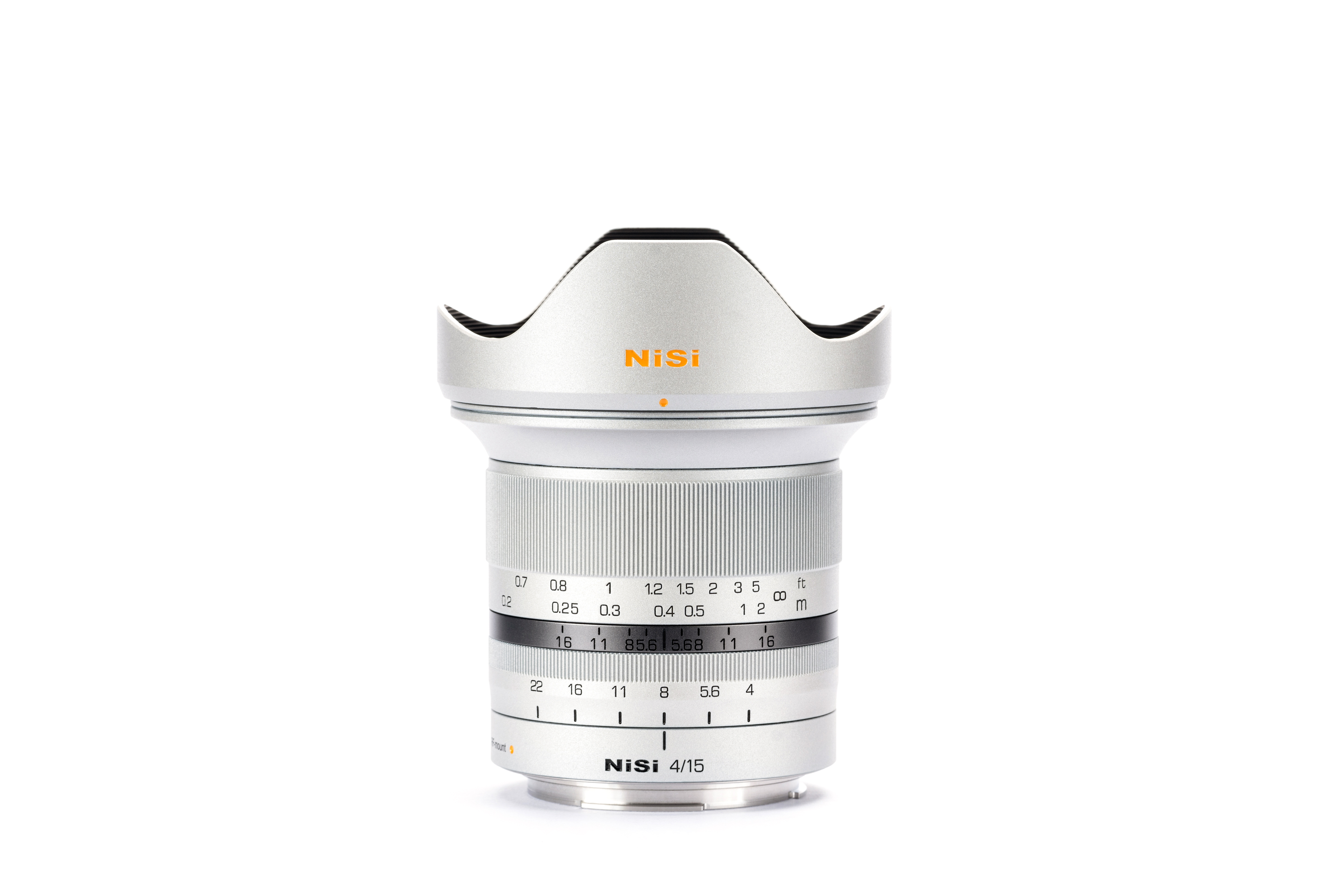 NiSi 15mm F4.0 Limited Edition in Perlweiss  mit Sonnenblende Frontalansicht 