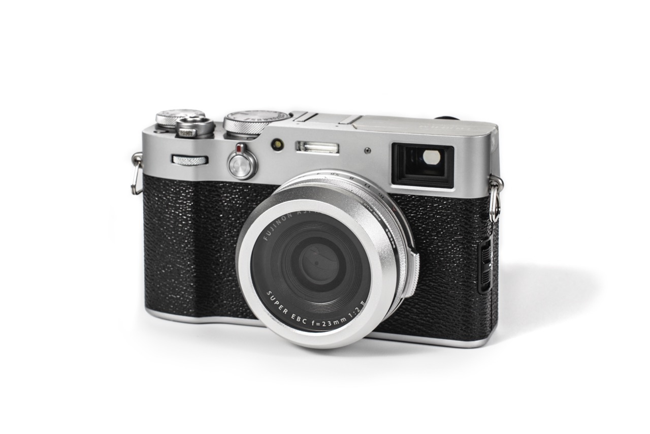 NiSi Black Mist 1/4 Rundfilter in Silber auf Fujifilmy X100 Kompaktkamera in Silber Ansicht von vorne rechts