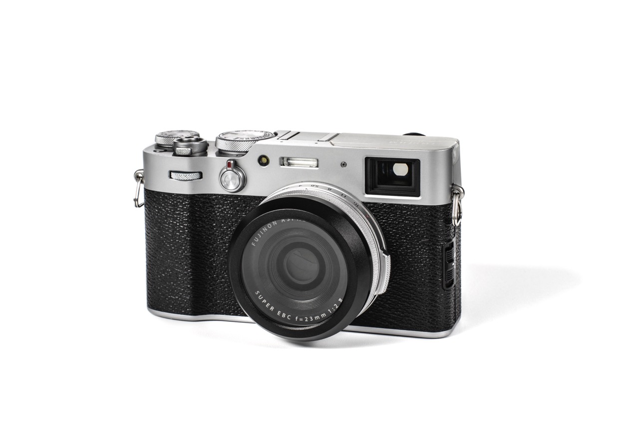 NiSi Black Mist 1/4 Rundfilter in Schwarz auf Fujifilmy X100 Kompaktkamera in Silber Ansicht von vorne rechts