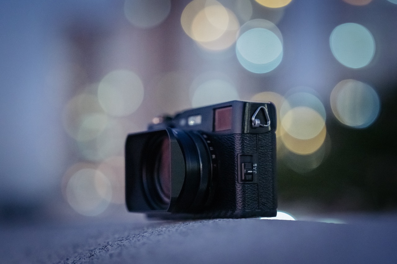 NiSi Lenshood Kit auf Fujifilm X100 Kompaktkamera in schwarz Lifestyle Bild