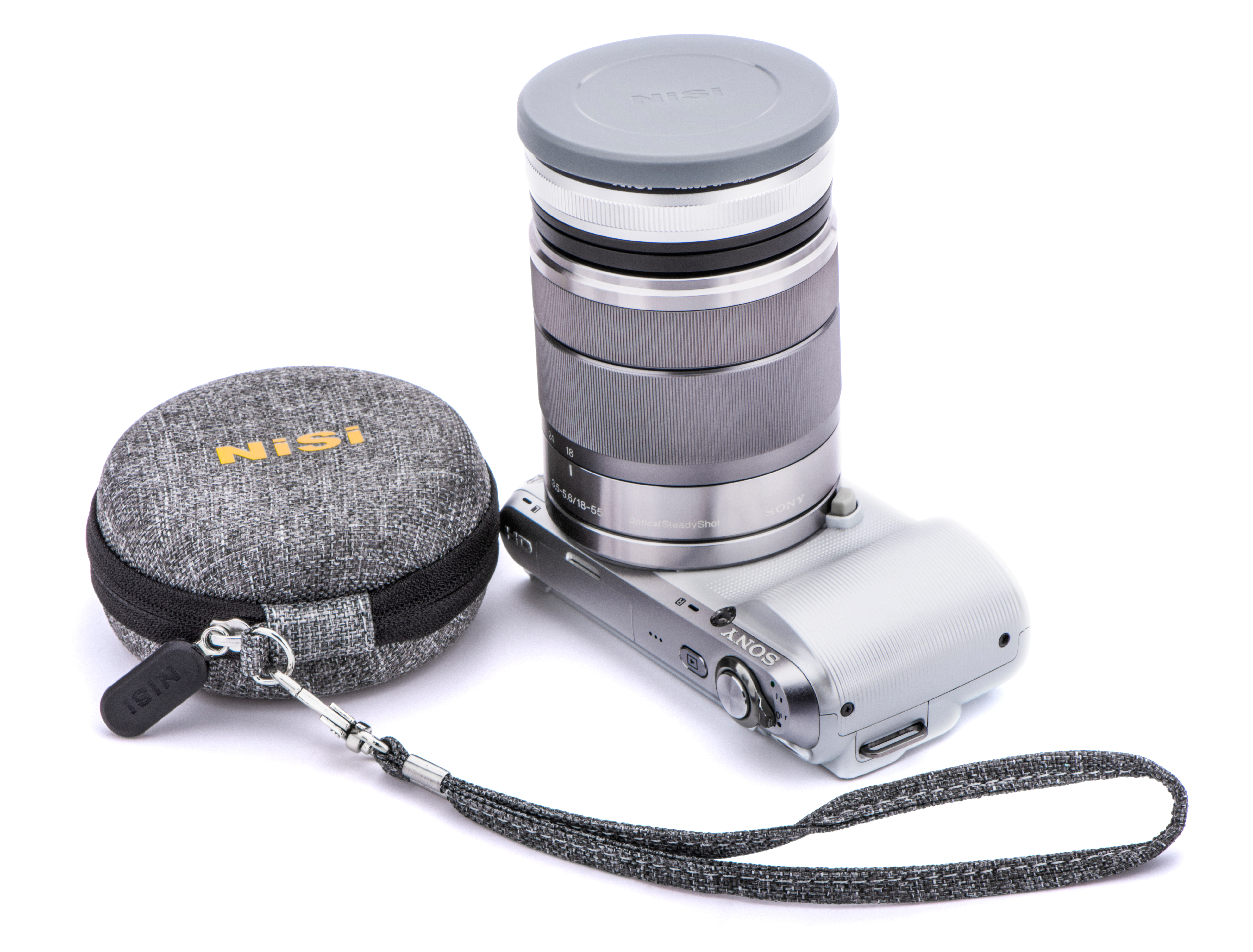 NiSi Nahlinse 58mm auf Objektiv und Kamera mit Schutzdeckel und Transportcase welches daneben liegt