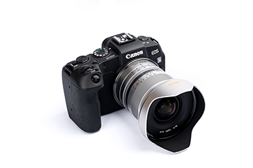 NiSi 15mm F4 silber Canon RF-Mount auf Kamera