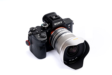 NiSi 15mm F4 silber Sony E-Mount auf Kamera