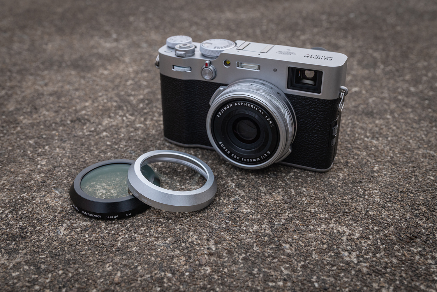 NiSi UHD UV Filter in Silber und Schwarz vor Fujifilm X100 Kompaktkamra, Lifestyle Bild